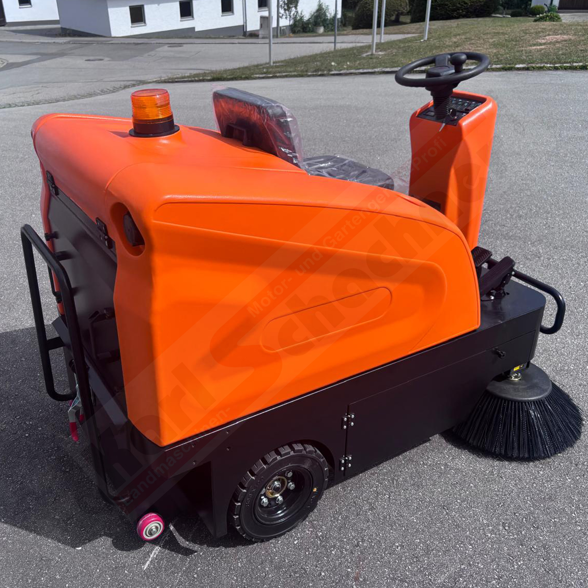 Akku Aufsitz-Kehrmaschine KM120-PRO