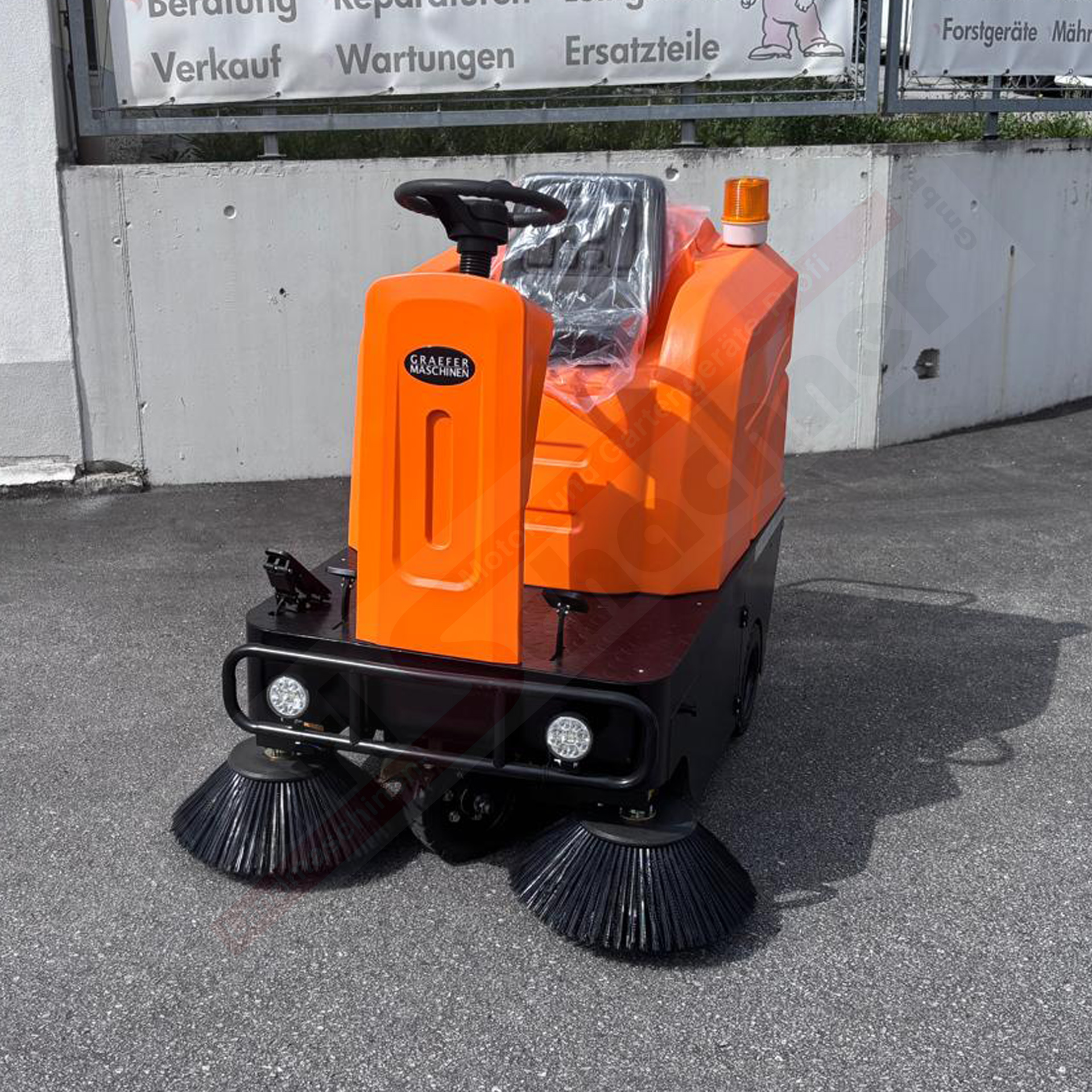 Akku Aufsitz-Kehrmaschine KM80-PRO