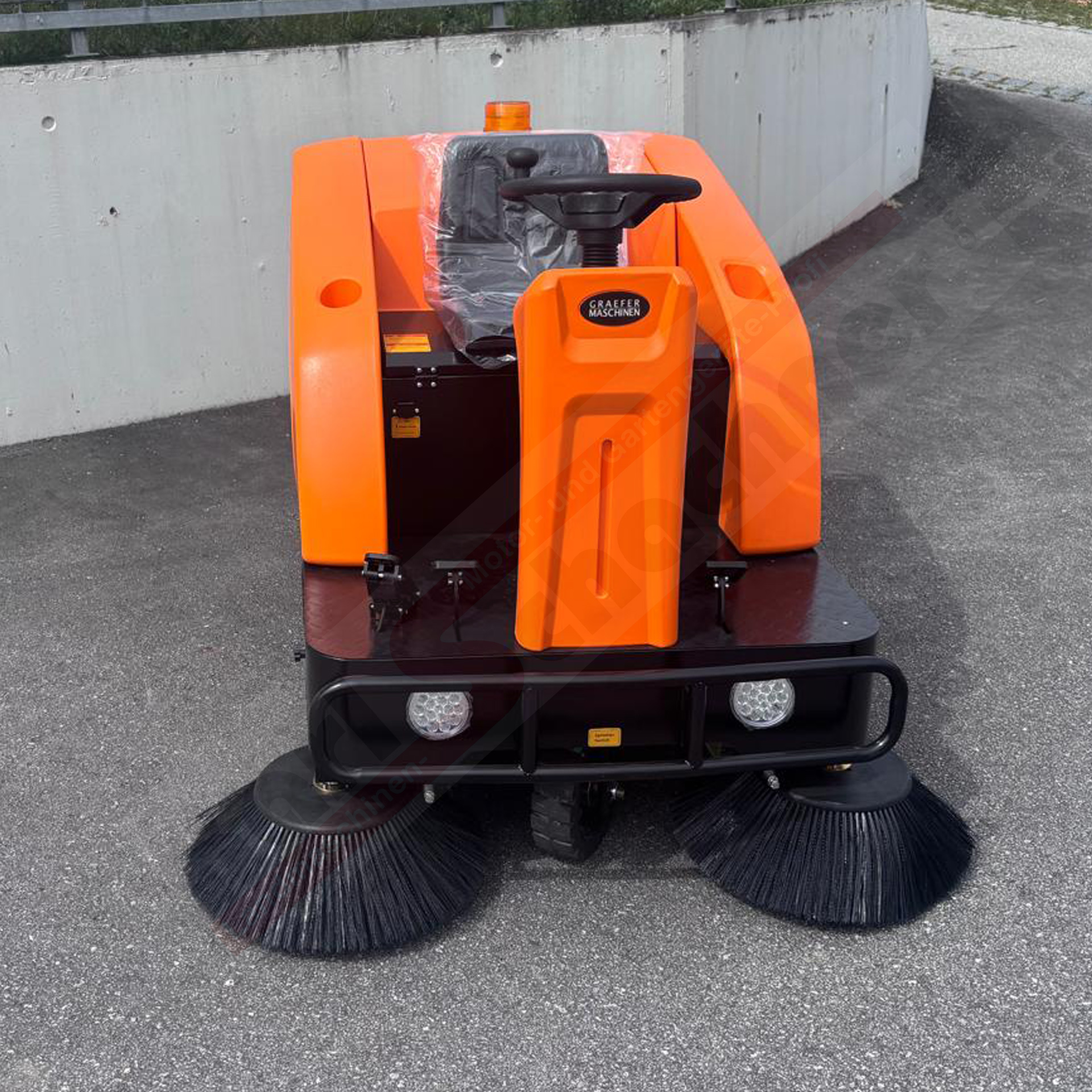 Akku Aufsitz-Kehrmaschine KM120-PRO