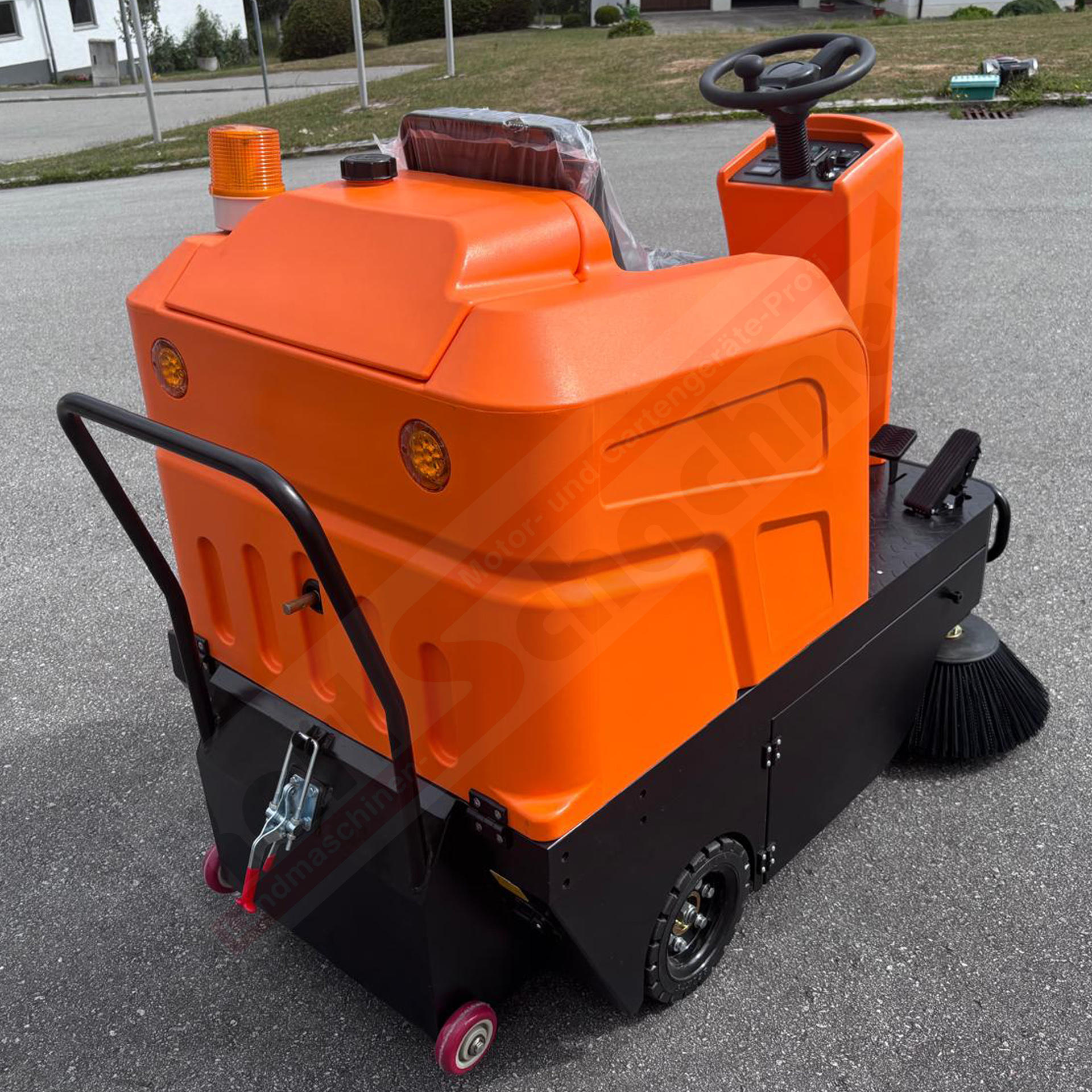 Akku Aufsitz-Kehrmaschine KM80-PRO